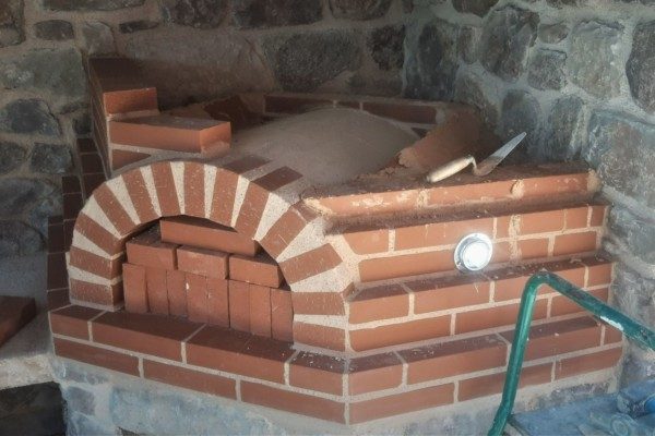 Four à pain en cours de construction